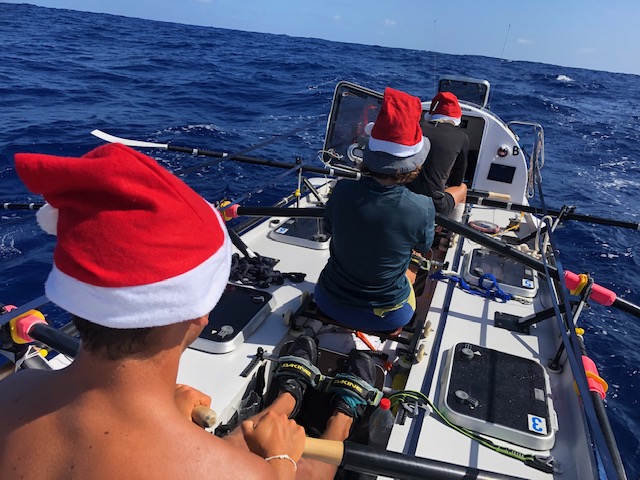 Rameurs avec des chapeau de noel