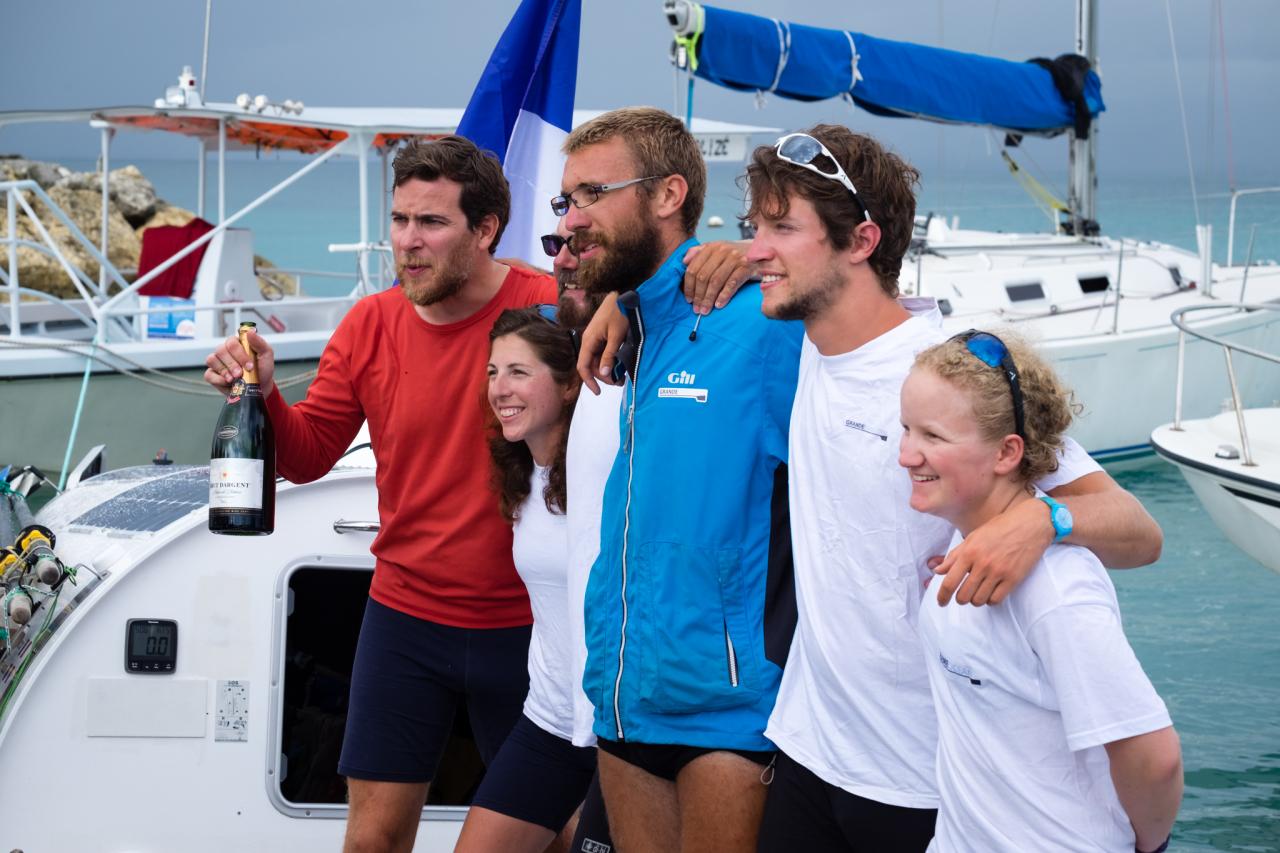 Champagne à l'arrivée pour les rameurs