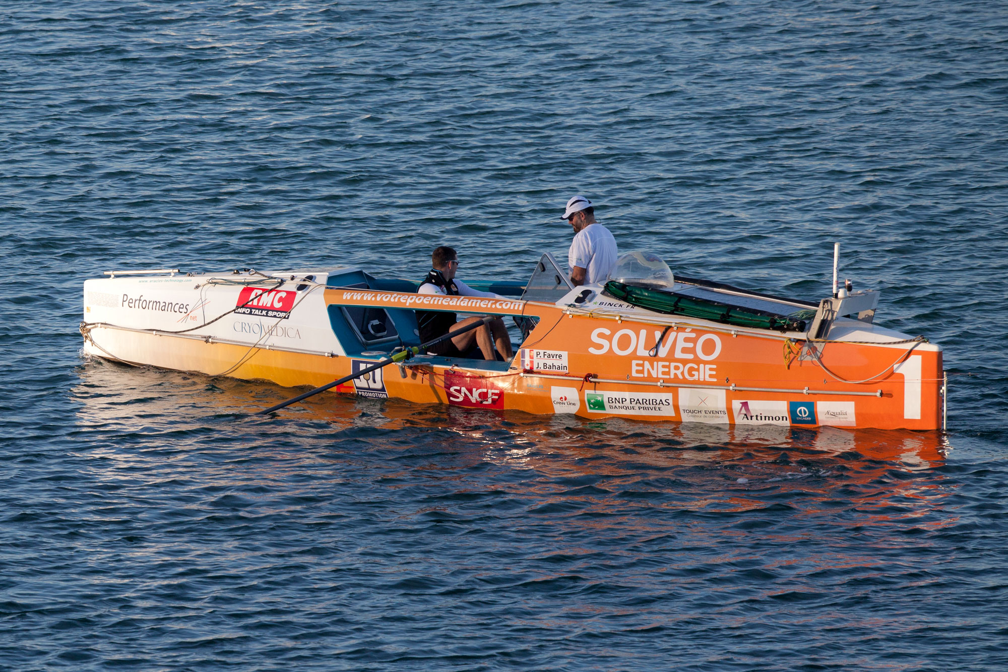 2 rameurs se regardent en pleine mer