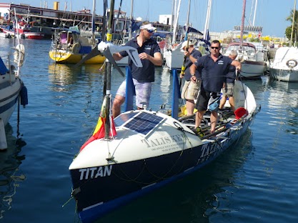 Rameurs debout sur le bateau